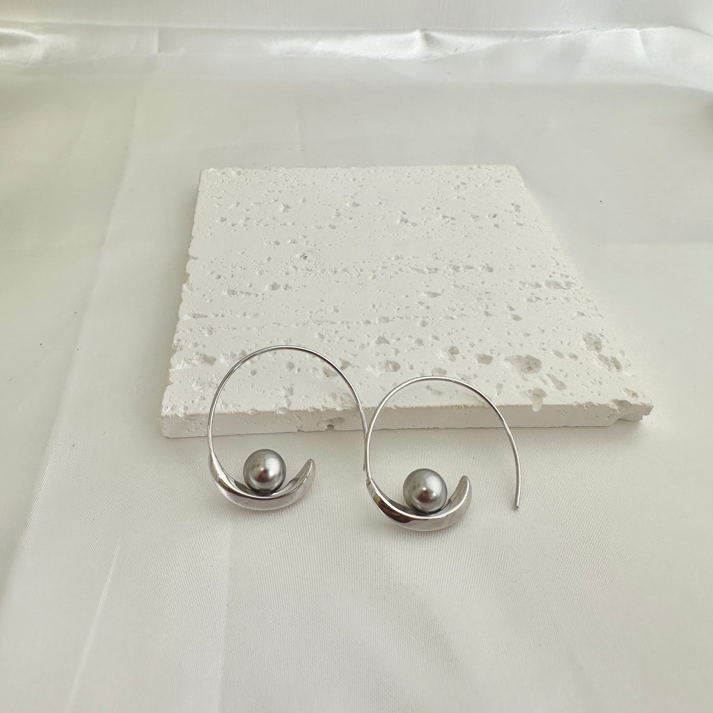Grey Pearl Earring