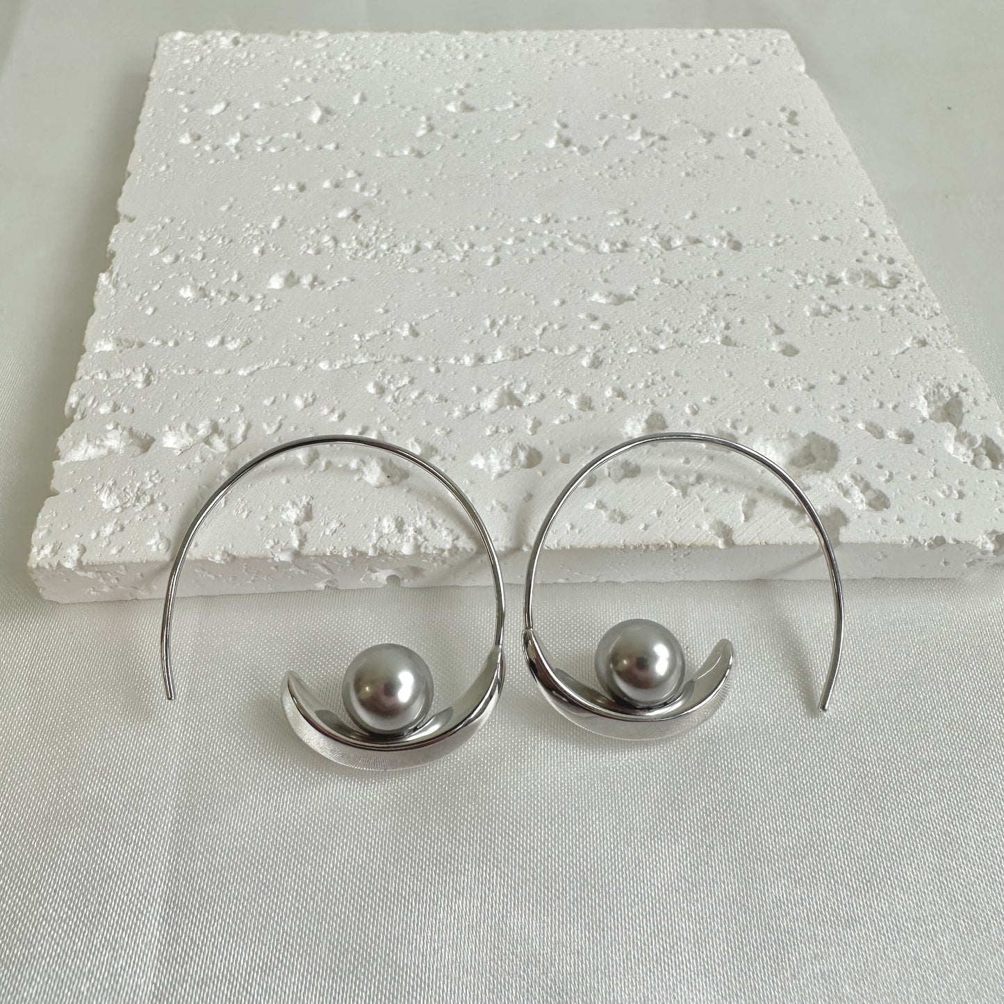Grey Pearl Earring
