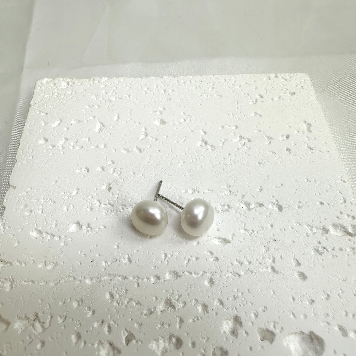 Simple Pearl Earring