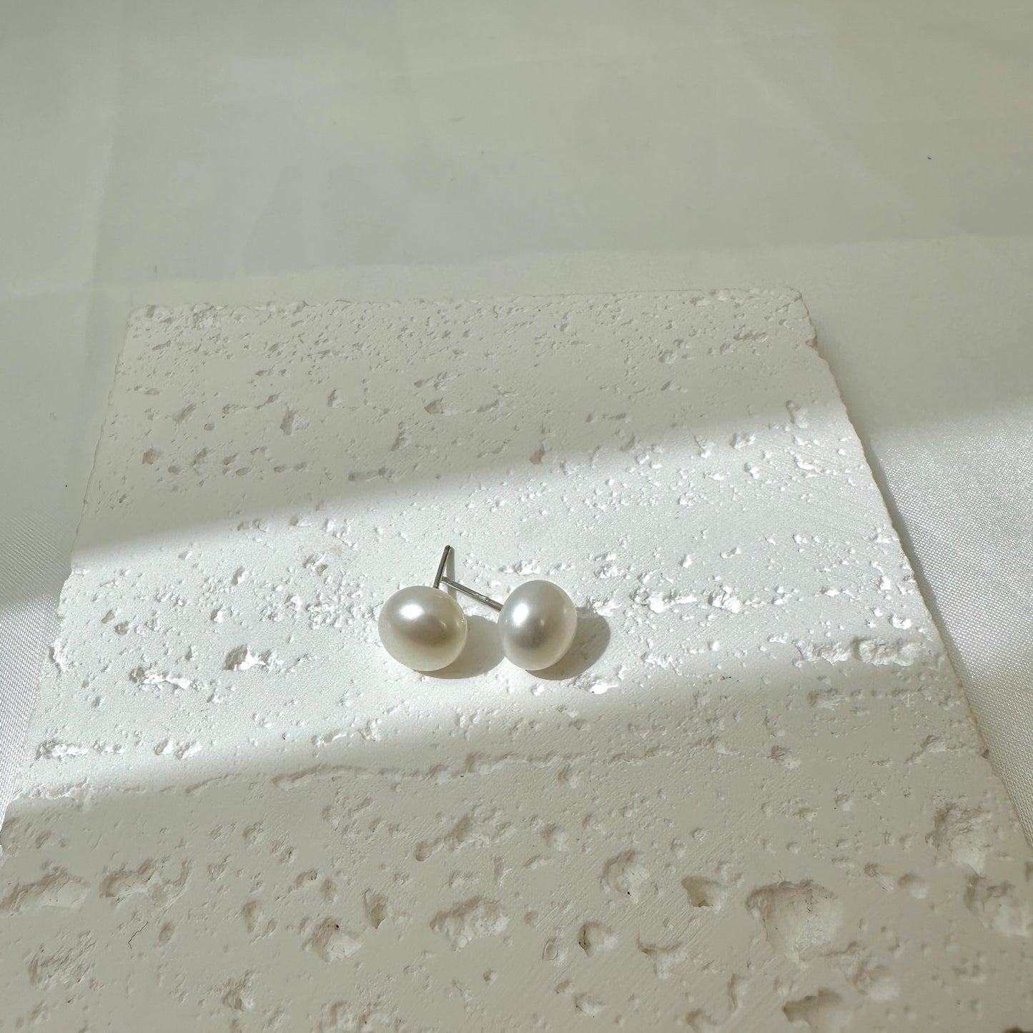 Simple Pearl Earring
