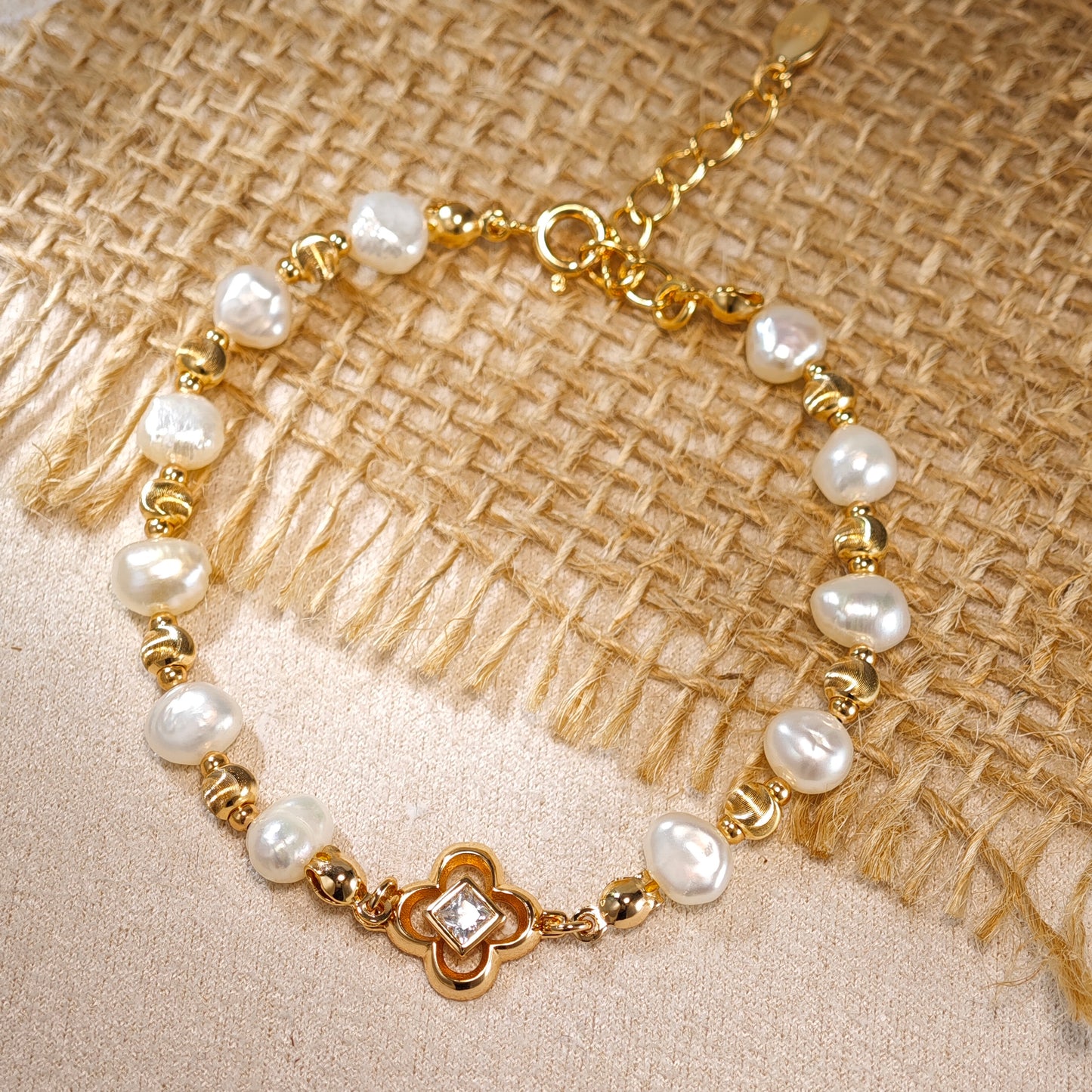 Amélie Pearl Clover Bracelet