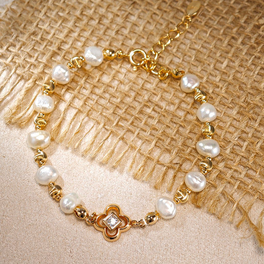 Amélie Pearl Clover Bracelet