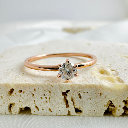 Solitaire gold ring