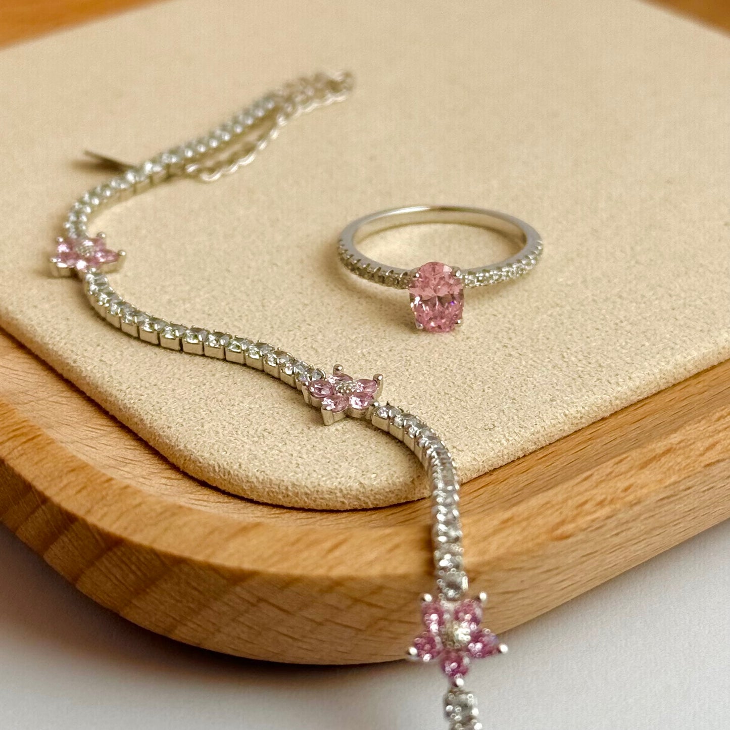 Chain bracelet with pink blossom