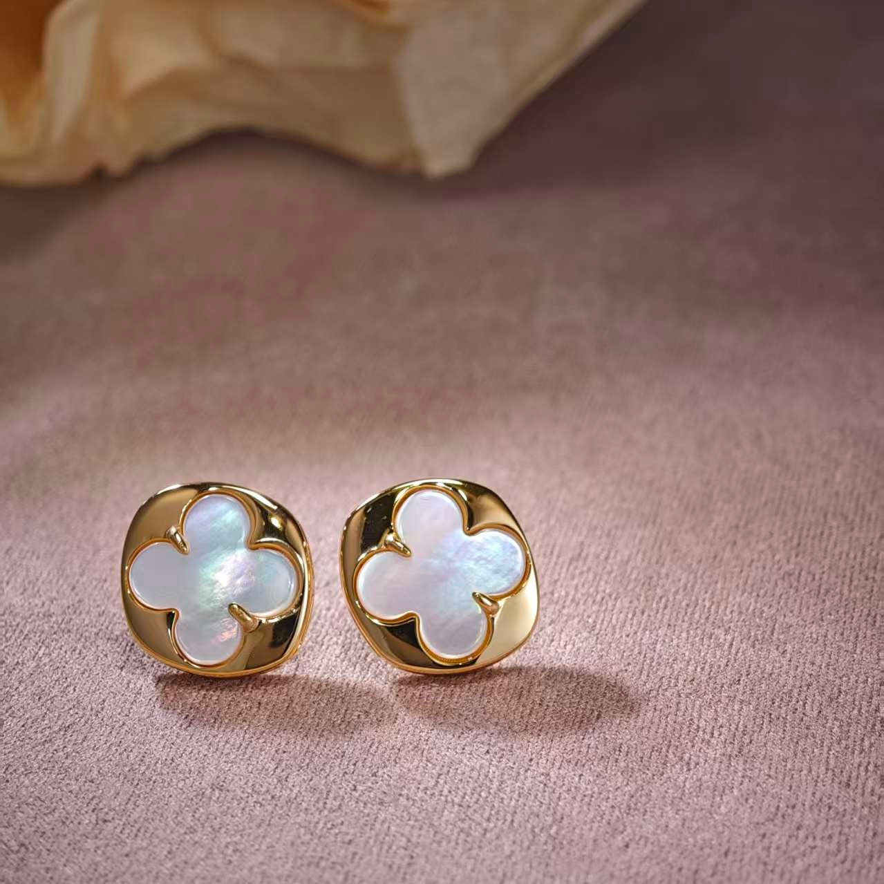 Lumière Clover Mother-of-Pearl Stud Earring
