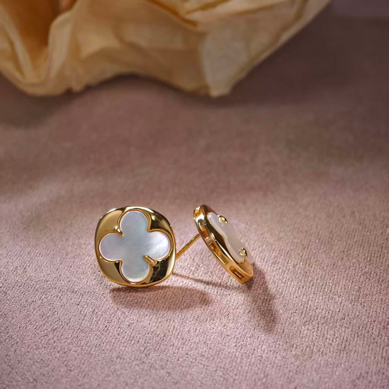 Lumière Clover Mother-of-Pearl Stud Earring
